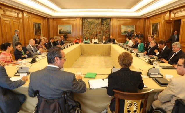 Vista general de la mesa de la reunión del Real Patronato
